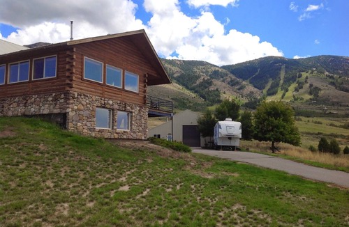 Inkom Cabin | Come stay at the McMinn Inn and enjoy the mountian views!