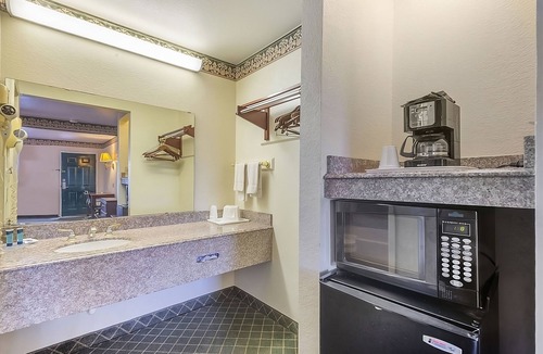 Three Rivers House | Comfort and Convenience! 2 Great Units, Free Parking, Pets Allowed!