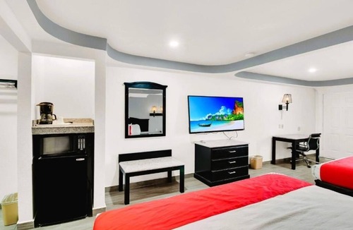 Oakville Hotel | Comfort and Convenience! Pet Friendly Stay with Parking & Pool