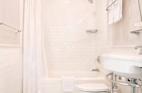 Goose Hollow Hotel | Comfort and Convenience! 2 Modern Suite, Pet-friendly Hotel with Pop-Up Cinema!