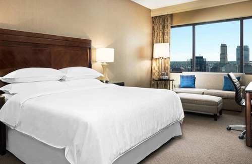 Pinch District House | Comfort and Convenience! Steps to Dining, Shopping, Live Music on Beale St.