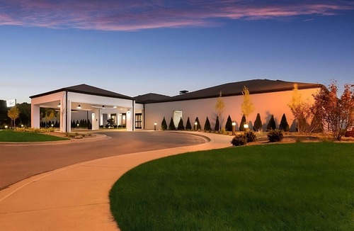 Auburn Hills Apartment | Comfort and Relaxation! 2 Comfortable Units, Indoor Swimming Pool, Pet-friendly!