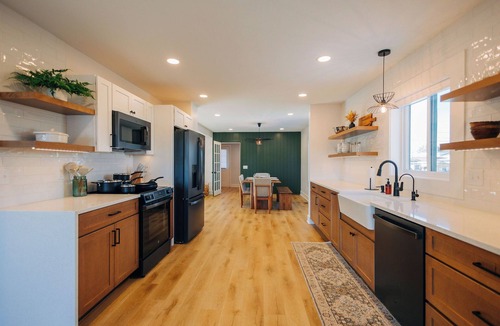 Kidron House | Comfort at the Commons in Amish Country | 5 Bedroom right by a Coffee Shop