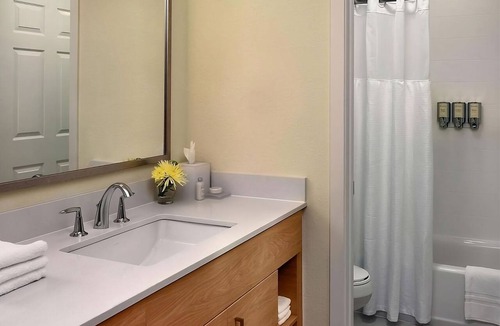 Auburn Hills Hotel | Comfort & Convenience at Auburn Hills! Kitchenette, Outdoor Pool, Free Breakfast