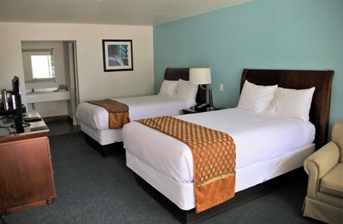 Cuero Hotel | Comfort & Convenience – Ideal Base for Exploring Town l 2 Rooms w/Parking, Pool