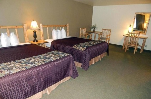 Ponderay House | Comfort Meets Affordability! Budget-friendly, Pets Allowed, Free Parking