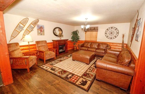 Ponderay House | Comfort Meets Affordability! Budget-friendly, Pets Allowed, Free Parking