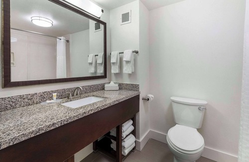 Tulare Hotel | Comfort Suites Tulare Sequoia Gateway