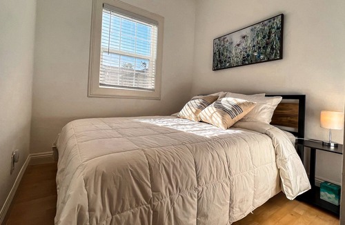 North Oak Park Apartment | Comfortable 2BR with Spacious Deck! 7 mins to Sacramento Midtown/Downtown