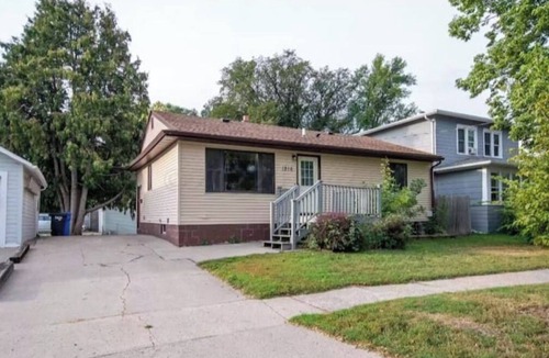 Roosevelt House | Comfortable 4 bedroom - 1 block from NDSU & minutes to Downtown Fargo!