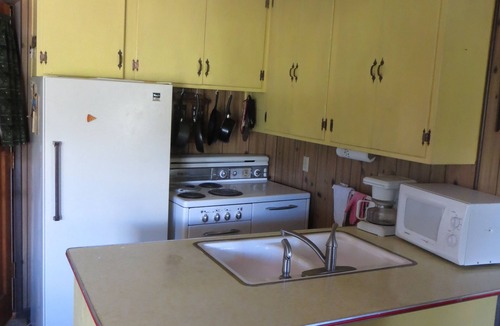 Marion Cabin | Comfortable and Secluded Rustic Wildlife Cabin with WIFI, Roku