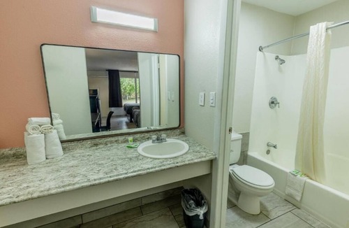 Beeville Hotel | Comfortable & Budget-Friendly Room w/Free Parking – Perfect for Pet Owners