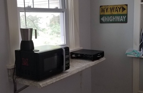 Ottawa Apartment | Comfortable, charming 2 bedroom upper duplex in Toledo, Ohio.