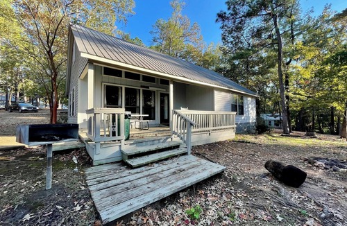Zwolle Cabin | Comfortable Family Cabin with Vaulted Great Room, Full Kitchen & Outdoor Firepit