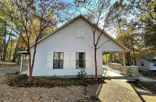 Zwolle Cabin | Comfortable Family Cabin with Vaulted Great Room, Full Kitchen & Outdoor Firepit
