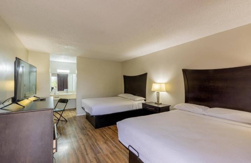 Beeville Hotel | Comfortable Pet-Friendly Room Near Beeville Restaurants w/Free Parking