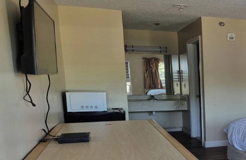 Chickamauga Hotel | Comfortable Room Minutes from Top Attractions – Gem in Chickamauga