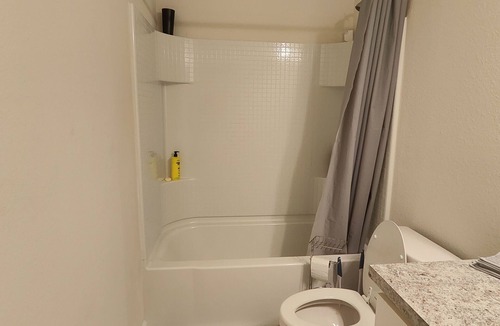 DeLand House | Comfortable room, shared house close to everything!