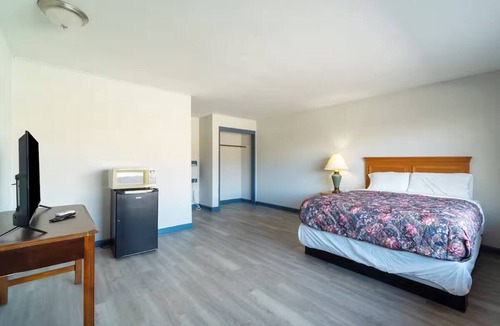 Clute Hotel | Comfortable Room w/Free Parking for a Relaxed & Convenient Stay