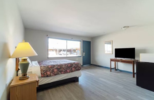 Clute Hotel | Comfortable Room w/Free Parking for a Relaxed & Convenient Stay