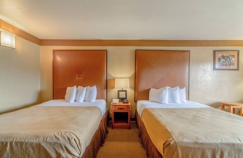 Beeville Hotel | Comfortable Three Rooms w/Queen Beds Close to Local Shops