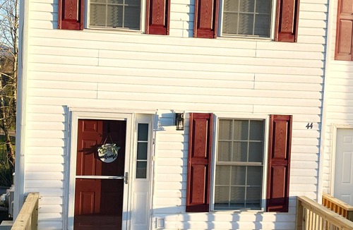 Bristol House | Comfy Condo! PET ALLOWED!