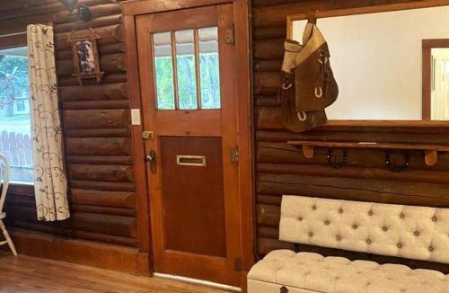 Cody House | Comfy log cabin in walking distance of downtown