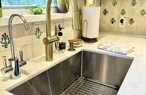 Woodland Heights House | Comfy & Quiet Bungalow -Pet Friendly! 30+ Nt min. Summer 2026 Special!