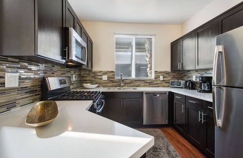 Atwater Village Apartment | Comfy SANCTUARY- LAX Airport/SOFI Stadium/3 HOT TUBS/2 POOLS