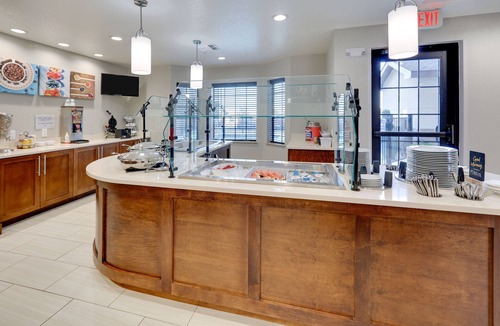 Schertz Apartment | Comms-Accessible Suite w/Hot Breakfast + Pool