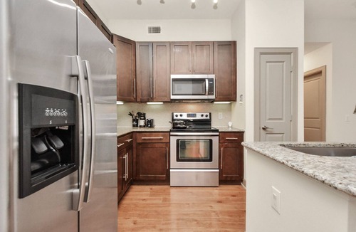 Astrodome Apartment | Commuter’s Dream Rental. Supper close to Downtown