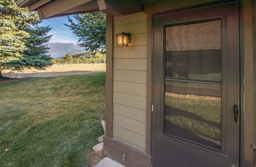 Big Sky Meadow Village Condo | Condo at Golf Course w/shared hot tub/sauna, views, nordic ski/in-out - Big Sky Cozy Mountain Chalet