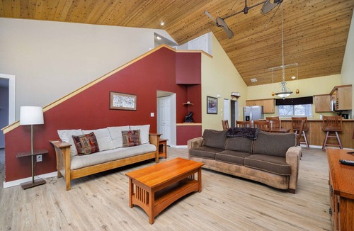 Big Sky House | Condo w/private hot tub & fireplace close to Big Sky Resort & Town Center - Firelight Retreat