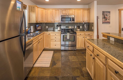 Big Sky House | Condo w/private hot tub close to Big Sky Resort & Town Center | Comfort Awaits At Deer Run