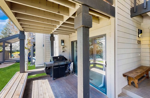 Elkhorn Village House | Condo with deck, fireplace, full kitchen, and mudroom area