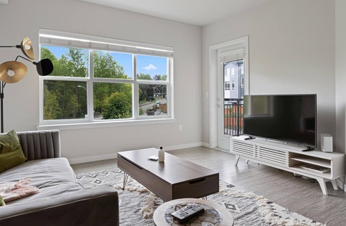 Bothell Apartment | Contemporary 1BR in Bothell Near Restaurants + Gym
