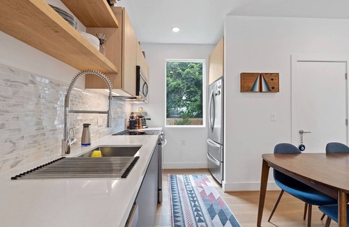 South Manchaca House | Contemporary 3-Bedroom home in South-central Austin. Tall ceilings, private yard