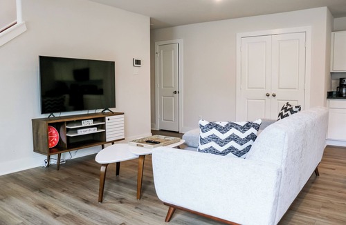 Cypress House | Contemporary 3BR Home for 30+ Days