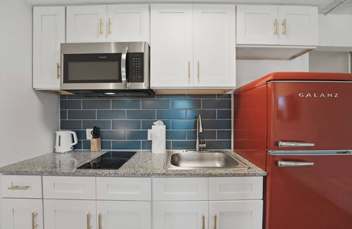 St. Johns Apartment | Contemporary Centro Flats studio getaway