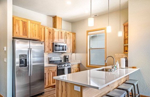 Dover Bay Condo | Contemporary Condo Near Downtown & Lake Access w/Balcony & Central A/C