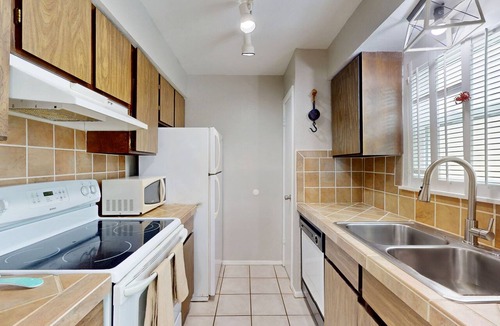 Sailhouse Condo | Contemporary Condo w/Fast WiFi and Shared Pool