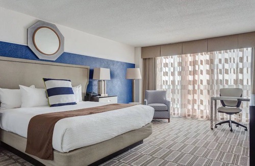 League City Hotel | Contemporary Room – Steps from Nature Trails and Near NASA Space Center