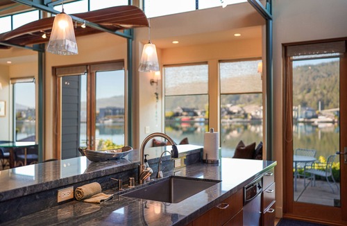 Stinson Beach House | Contemporary Seadrift Lagoon Retreat w/Hot Tub