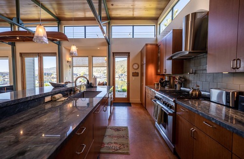 Stinson Beach House | Contemporary Seadrift Lagoon Retreat w/Hot Tub