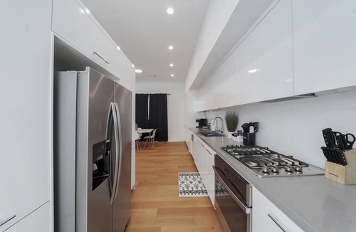 East Downtown Houston House | Contemporary Townhouse East Downtown w/Parking