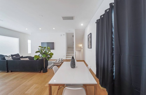 East Downtown Houston House | Contemporary Townhouse East Downtown w/Parking