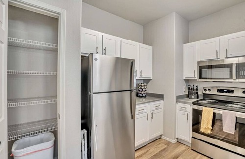 Clearfield Apartment | Convenient 1st Floor 2BR with Pool, Hot Tub, and Extra Bed, Near Hill AFB