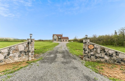Davis House | Convenient location for your mountain vacation. Welcome to Coyotes Den!