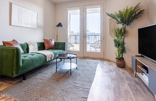 NoHo Arts District Apartment | Convenient North Hollywood 1BR w/ Gym + Parking