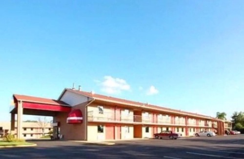 Richburg Hotel | Convenient Queen Room for Families or Couples – Affordable Rates, Great Location